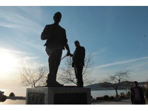 Uzun Mehmet’in Çalınan Kazmasını Maden İşçileri Yerine Koydu