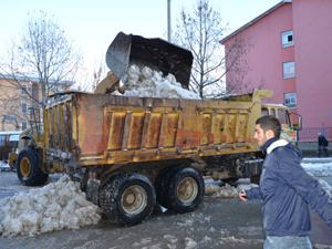 Kar Yağışı Köy Yollarını Kapadı