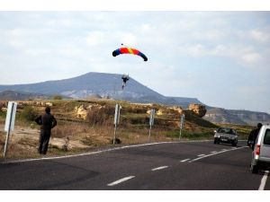Danimarkalı Paraşütçü Kapadokya’dan Balondan Atlayış Yaptı