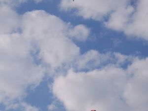 Balondan Paraşütle Atladı