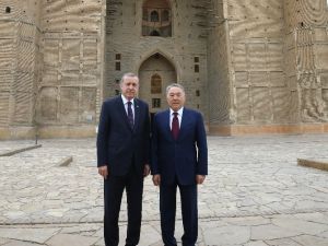 Hoca Ahmed Yesevi Türbesini Ziyaret Etti