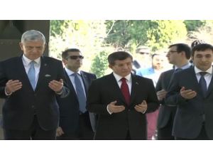 Özal Ve Menderes’in Kabirlerini Ziyaret Etti