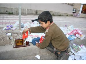 Suriyeli Çocuğun Türk Bayrağı Aşkı