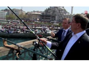 Başbakan Halkın Arasında: Balık Tuttu, Kestane Dağıttı