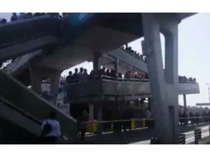 Metrobüste İnsan Seli