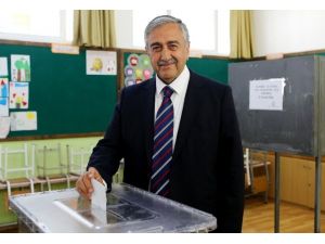 Kktc’de Bağımsız Cumhurbaşkanı Adayı Akıncı Oyunu Kullandı