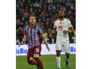 Galatasaray Liderliği Trabzon’da Bıraktı