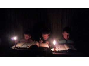 Elektriği Olmayan Evde Üç Kardeşin Okuma Azmi
