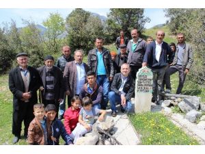 Atalarının Mezarı Başında Papa Francis’i Kınadılar