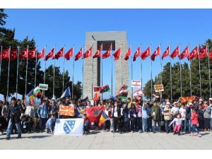 Dünya Çocukları Şehitler Abidesini Gezdi