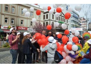 Kalp Hastalıkları Ve Kansere Dikkat Çekmek Amacıyla Gökyüzüne Balon Bıraktılar