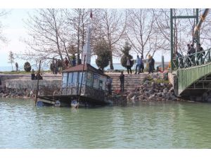 Beyşehir Gölü’ndeki Yüzer Çay Ocağı Karaya Çıkarıldı