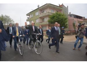 Bakan Bisiklete Bindi ’Ya Sağlık’ Dedi