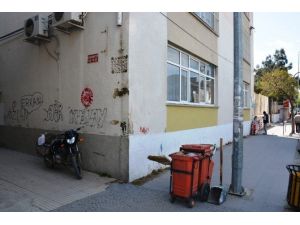 Okul Duvarlarına Parti İlanları Yazılması Tepki Çekiyor