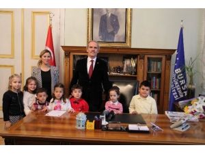 Başkanın Koltuğuna Oturan Minik Kız, Park Ve Spor Alanı İstedi