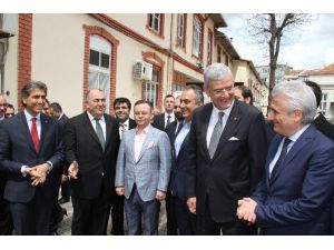 Bakan Bozkır’la Tokalaşan Minik Öğrenci: Elimi Bir Daha Yıkamayacağım”