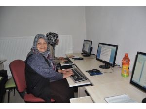 70’lik Nine Kızıyla Yazışabilmek İçin 10 Parmak Klavye Öğrendi