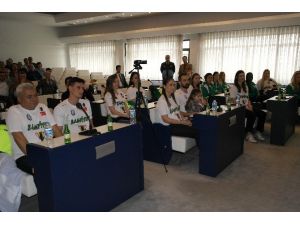 Salihli Belediyespor Bayan Voleybol Takımı Şehir Turu Attı