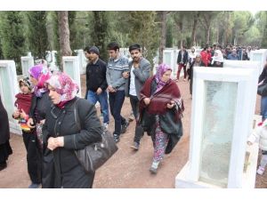 Şehitliklere Ziyaretçi Akını