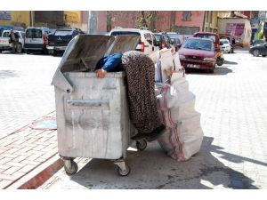 Ayşe Nine Ekmeğini Çöpten Çıkarıyor