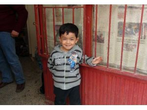 Uygur Türkü Aile Depoda Yaşam Mücadelesi Veriyor