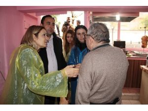 Ak Parti’li Ayşe Kartal, Yağmura Rağmen Seçim Çalışmalarına Devam Etti