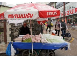 İmamın ’Midye Haramdır’ Demesiyle İşleri Düşen Esnaf Erik Satmaya Başladı