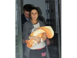 Genç Kadın Üç Günlük Bebeğiyle Sokağa Atıldı