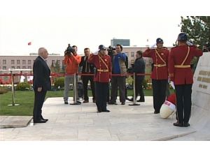 Çiçek Tbmm Atatürk Anıtına Çelenk Bıraktı