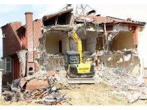 Yurt Binası, İçerisindeki Eşyalarla Birlikte Yıkıldı