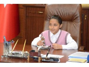 Valinin Koltuğuna Oturdu, Kendisi Ve Arkadaşları İçin Dondurma İstedi