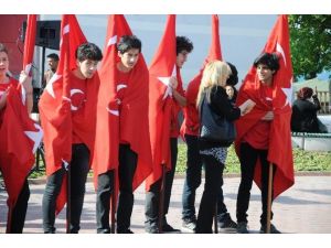 Törenlerde Öğrenciler Üşümemek İçin Bayraklara Sarıldılar