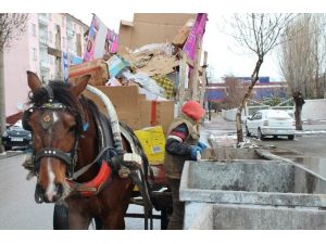 (Özel Haber) Arkadaşları Eğlenirken Soğuk Havada Kağıt Topladı