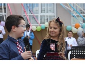 Minik Öğrenci Şiir Okurken Gülme Krizine Girdi