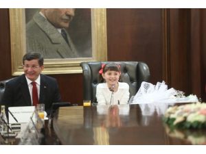 Başbakan Davutoğlu, Koltuğunu İlkokul Öğrencisi Pelin Su Topraksoy’a Devretti