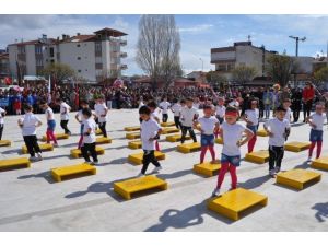Çocuklarını, Battaniyeye Sarınarak İzlediler