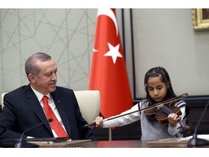 23 Nisan Çocuklarından Cumhurbaşkanı Erdoğan’ı Duygulandıran Şarkı