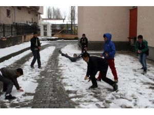 23 Nisan’da Çocukların Kartopu Keyfi