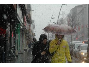 Erzurum’a 23 Nisan Günü Kar Yağdı