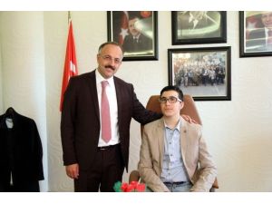 Türkiye’de İlk Defa Bir Belediye Başkanı Koltuğunu Otizmli Çocuğa Bıraktı