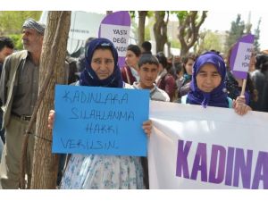 Hdp’nin ’Cinayet Ve Kadına Şiddete Hayır’ Etkinliğinde İlginç Pankart