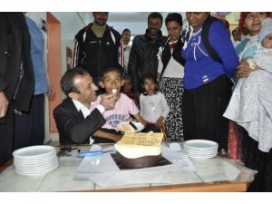 23 Nisan’ı Hastanede Pasta Keserek Kutladılar