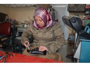 3 Çocuk Annesi Kadın 17 Yıldır Ayakkabı Tamiri Yapıyor