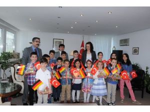 Türk Çocukları 23 Nisan’da Frankfurt’a Büyükşehir Belediye Başkanı Oldu