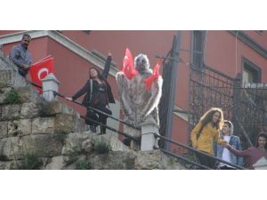 23 Nisan’da Bir Garip Protesto