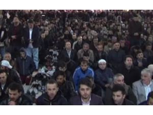 İstanbul’da Vatandaşlar Camilere Akın Etti