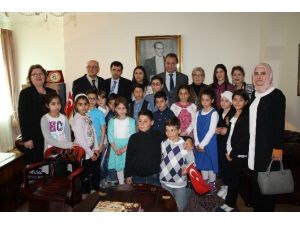 İsveçli 7 Yaşındaki Liam Stockholm Büyükelçiliği Koltuğuna Oturdu