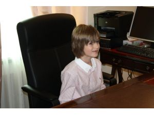 O Koltuğa 7 Yaşındaki İsveçli Liam Oturdu