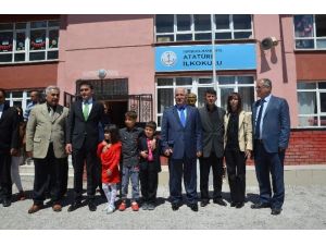 Vali Tuna’dan Bayrağı Öpen Çocuğa Ziyaret