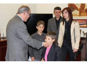 Bayrağı Öpen Çocuktan Büyükerşen’e Ziyaret